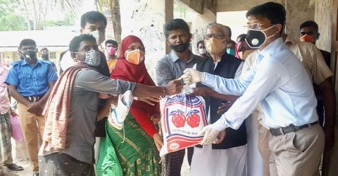 নিম্নবিত্ত আয়ের মানুষের মাঝে দশমিনায় ত্রান সামগ্রী বিতরন