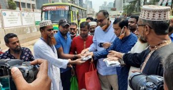 রাজধানীর নয়া পল্টনে মাস্ক ও স্যানিটাইজার বিতরণ করেছে বিএনপি
