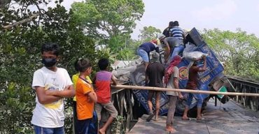 ভেদরগঞ্জে বেইলি ব্রিজ ভেঙ্গে চাঁদপুর থেকে শরীয়তপুরের যানচলাচল বন্ধ