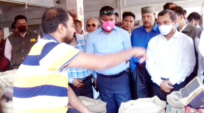দ্রব্যমূল্যের দাম সহনীয় রাখতে নওগাঁয় প্রশাসনের বাজার মনিটরিং