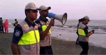 করোনাভাইরাস: কুয়াকাটায় সৈকতে পর্যটদের চলাচল নিষিদ্ধ: বাড়ি ফিরে যেতে মাইকিং