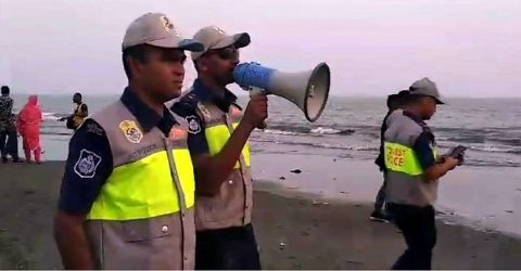 করোনাভাইরাস: কুয়াকাটায় সৈকতে পর্যটদের চলাচল নিষিদ্ধ: বাড়ি ফিরে যেতে মাইকিং