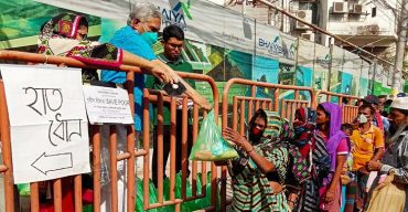 গরীব বাঁচাও এর পক্ষে মহানগরীতে ত্রাণ সমগ্রী বিতরণ