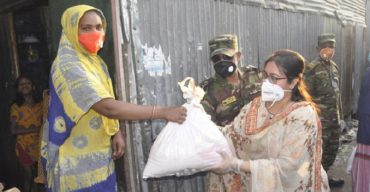 নিজের বেতনের টাকায় দরিদ্রদের বাড়ি খাদ্য নিয়ে যাবেন ইউএনও নাহিদা