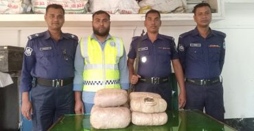 বেনাপোলে পুলিশের অভিযান মাঠ থেকে পরিত্যক্ত অবস্থায় ১০ কেজি গাঁজা উদ্ধার