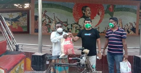 খেঁটে খাওয়া মানুষ ও পথচারীদের নগদ টাকা ও চাল ডাল বিতরণ