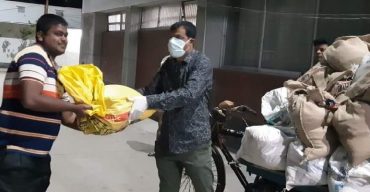 ফুটপাতে চা বিক্রেতাদের পরিবারের মাঝে চাল-ডাল-আটা বিতরণ