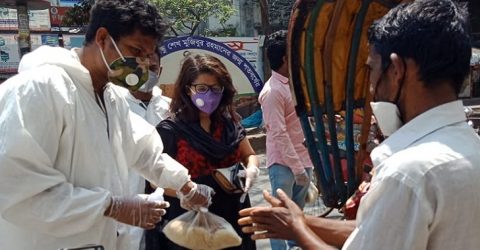করোনা: দুঃস্থ ও অসহায় মানুষের পাশে ঢাবির শিক্ষার্থীরা