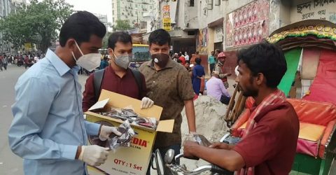 বিনামূল্যে মাস্ক-হ্যান্ড স্যানিটাইজার বিতরণ করলেন ডাকসু ভিপি নূর
