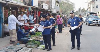 করোনা প্রতিরোধে বান্দরবান পুলিশ প্রশাসনের লিফলেট বিতরণ