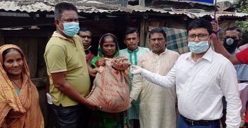 গলাচিপার ইউএনও কর্মহীন মানুষের বাড়ি গিয়ে পৌঁছে দিচ্ছেন খাদ্য সামগ্রী