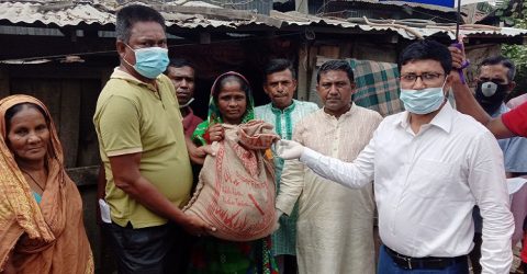 গলাচিপার ইউএনও কর্মহীন মানুষের বাড়ি গিয়ে পৌঁছে দিচ্ছেন খাদ্য সামগ্রী