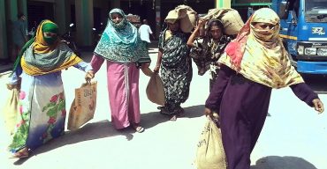 করোনা পরিস্থিতি খাদ্য সহায়তা পেয়ে কলাপাড়ায় কর্মহীন মানুষের মুখে হাসি ফুটেছে