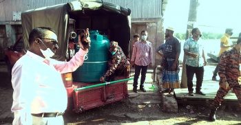 কলাপাড়া শহরে জীবানুনাশক স্প্রে করেন পৌর মেয়র