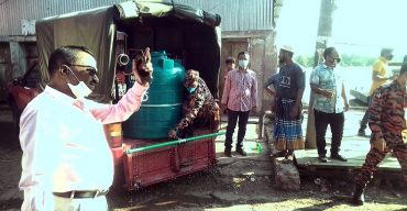 কলাপাড়া শহরে জীবানুনাশক স্প্রে করেন পৌর মেয়র