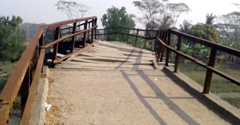 কলাপাড়ার লক্ষ্মীর হাটের আয়রণ ব্রীজ এখন মরণ ফাঁদ