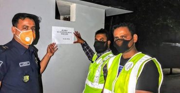 শরীয়তপুরে প্রবাসীদের বাড়িতে লাগানো হলো চিহ্নিত করণ লিফলেট