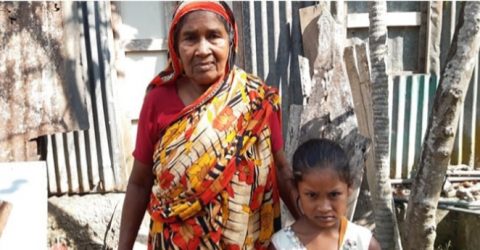 শরীয়তপুরে অসহায় নারী মোবাইল বিক্রি করে ওষুধ ও খাবার কিনেছেন