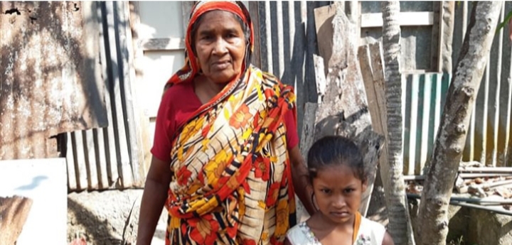 শরীয়তপুরে অসহায় নারী মোবাইল বিক্রি করে ওষুধ ও খাবার কিনেছেন