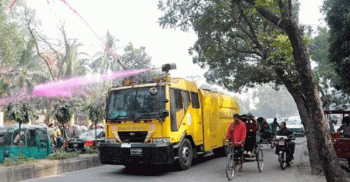 আজ থেকে ঢাকার রাস্তায় জীবাণুনাশক ছিটাবে পুলিশ