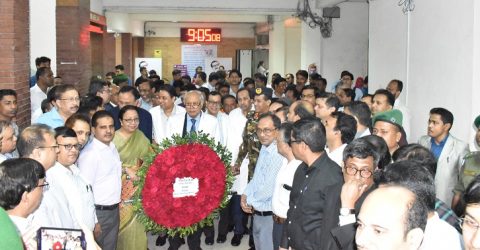 বঙ্গবন্ধু শেখ মুজিব মেডিক্যাল বিশ্ববিদ্যালয়ের উদ্যোগে বঙ্গবন্ধুর ম্যূরালে শ্রদ্ধাঞ্জলি নিবেদন