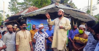বাউফলে আ’লীগের ৫০হাজার মাস্ক ও স্যানিটাইজার সামগ্রী বিতরণ, প্রস্তুত খাদ্য সহায়তা