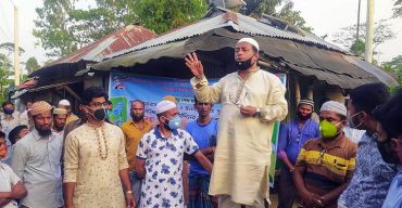 বাউফলে আ’লীগের ৫০হাজার মাস্ক ও স্যানিটাইজার সামগ্রী বিতরণ, প্রস্তুত খাদ্য সহায়তা