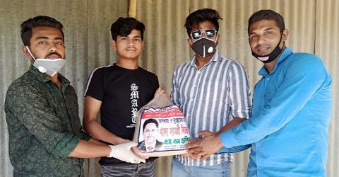কালকিনি পৌর এলাকার ৬শত বন্ধ চা দোকানদারদের মাঝে এস এম হানিফের ত্রান বিতরন