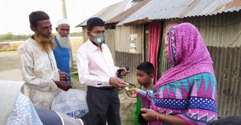 গলাচিপায় করোনা ভাইরাসে জনগণের মাঝে সাবান ও মাস্ক বিতরণ