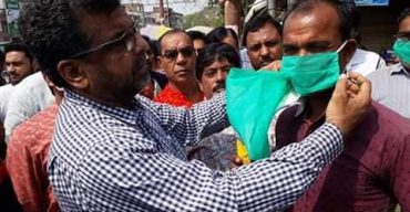 ঝিনাইদহে পৌরসভার মেয়র কর্তৃক করোনা প্রতিরোধে মাস্ক, সাবান ও লিফলেট বিতরণ
