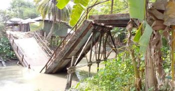 দশমিনায় বালুভর্তি ট্রলি ব্রীজ ভেঙ্গে খালে