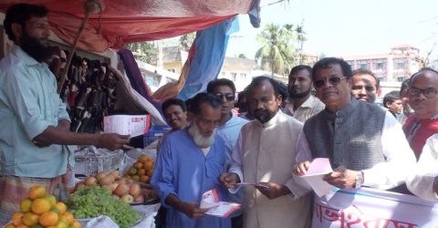 বাউফলে আ’লীগের উদ্যোগে করোনা ভাইরাসের লিফলেট বিতরণ