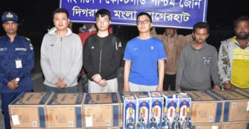 বাগেরহাটের মোংলায় মদসহ ৩ চীনা নাগরিককে আটক