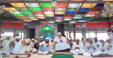 ছারছীনা দরবার শরীফে করোনাভাইরাস থেকে নিরাপদ থাকার বিষয়ে বিশেষ দোয়া ও মুনাজাত