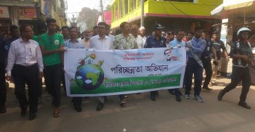 পরিচ্ছন্ন পর্যটন নগরী গড়তে বান্দরবানে মাঠে কাজ করছে পার্বত্য মন্ত্রী বীর বাহাদুর