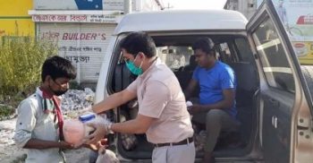 শরীয়তপুরের ডামুড্যায় অসহায় বেদের মাঝে খাদ্য সামগ্রী বিতরণ করলেন ইউএনও