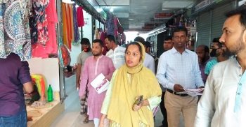 করোনা ভাইরাস প্রতিরোধে দশমিনায় প্রশাসনের লিফলেট বিতরণ