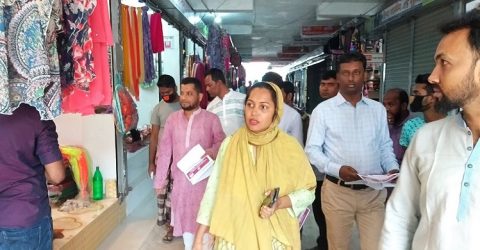 করোনা ভাইরাস প্রতিরোধে দশমিনায় প্রশাসনের লিফলেট বিতরণ