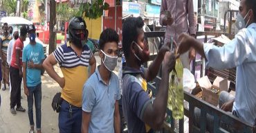 ঝিনাইদহে সামাজিক দুরত্ব বজায় রেখে চলছে টিসিবির পণ্য বিক্রি