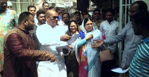 করোনাভাইরাস সম্পর্কে সচেতন হতে কলাপাড়ায় সাংসদের লিফলেট বিতরণ