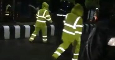 অনুরোধে কাজ হচ্ছে না: মানুষকে ঘরে ফেরাতে বাধ্য হয়ে লাঠি হাতে পুলিশ