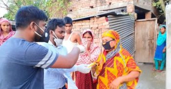 শিবগঞ্জ পৌর এলাকায় সাবেক ছাত্রনেতার মাস্ক-সাবান বিতরণ