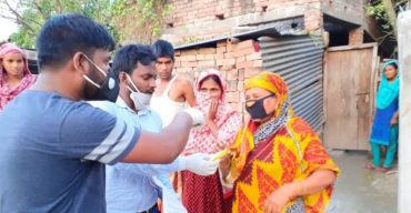 শিবগঞ্জ পৌর এলাকায় সাবেক ছাত্রনেতার মাস্ক-সাবান বিতরণ