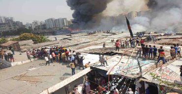 রাজধানীর মিরপুরে রূপনগর বস্তিতে ভয়াবহ আগুন