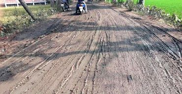 মাটি ফেলে পাকা রাস্তা কাচা রাস্তায় পরিণত দেখার কেউ নেই!