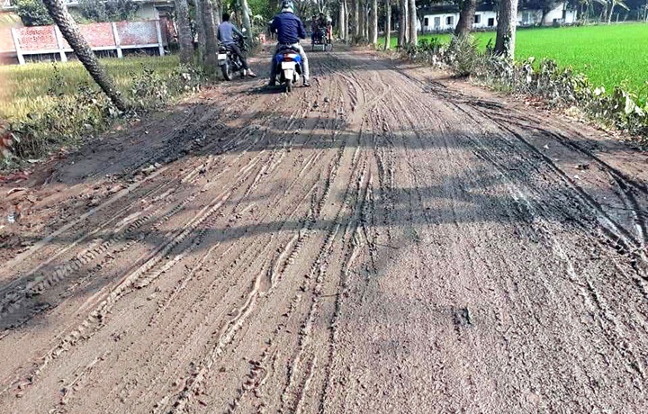 মাটি ফেলে পাকা রাস্তা কাচা রাস্তায় পরিণত দেখার কেউ নেই!