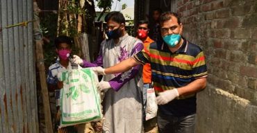 রুপগঞ্জে স্বেচ্ছাসেবক দল নেতা আলী আহম্মদের খাদ্য সামগ্রী বিতরন