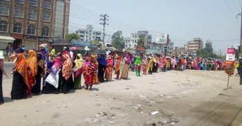 ১০ টাকা কেজি চাল! নিরাপদ দুরত্ব মানছে না মানুষ