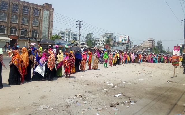 ১০ টাকা কেজি চাল! নিরাপদ দুরত্ব মানছে না মানুষ