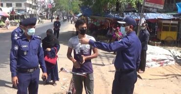 ঝিনাইদহে করোনা প্রতিরাধে কঠোর অবস্থানে পুলিশ